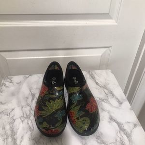 SLOGGERS Women's Gardening Cogs Waterproof Shoes Orange Black‎ Floral SIZE 10